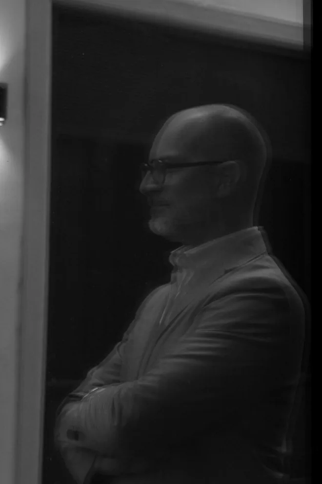 Carlo Bazzolo riflesso in una vetrina